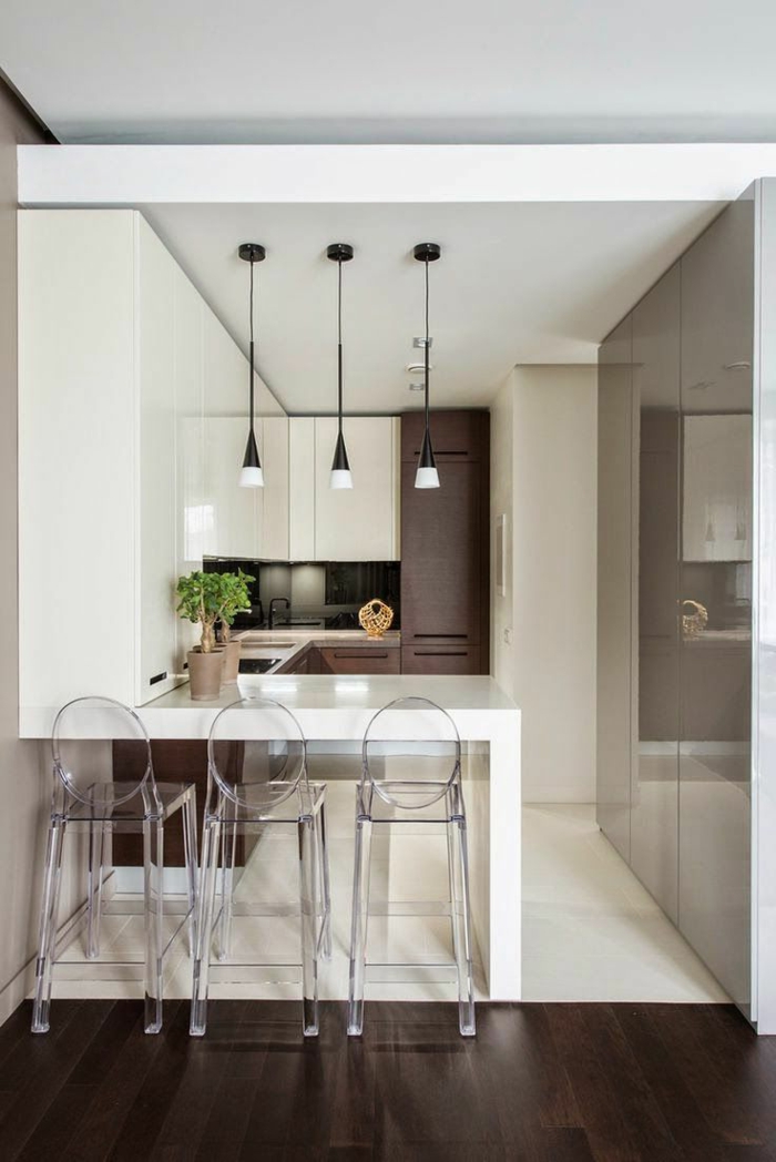 cocina pequeña con isla decorada en estilo contemporáneo en blanco y marrón, lámparas modernas colgantes 