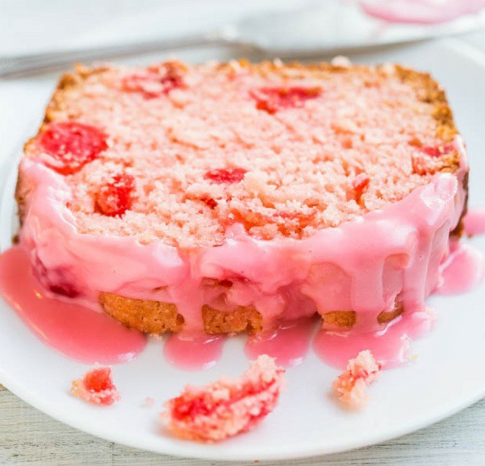 postres ricos y fáciles de hacer, tarta con glaseado en color rosado, recetas faciles para cenar en pareja 