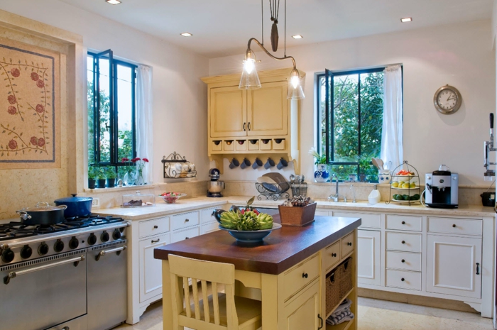 bonitas ideas sobre cómo aprovechar al máximo una cocina pequeña con isla, paredes blancas, muebles en estilo rústico 