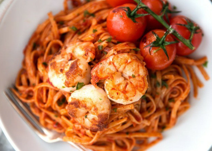 espaguetis con gambas y tomates cherry, irresistibles propuestas de recetas faciles para cenar en pareja