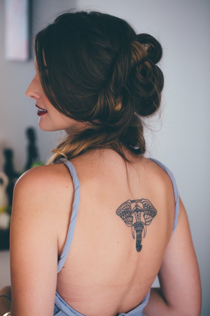 bonito tatuaje de elefante el la espalda, descubre los mejores consejos para cuidar tu tatuaje 
