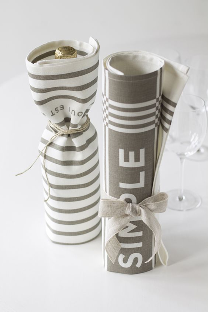 maravillosas ideas sobre vinos personalizados para regalar, embalaje bonito de tela en gris y beige 