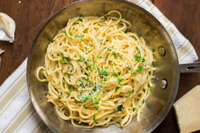 ideas sobre como preparar una cena romantica, espaguetis con nata, perejil y queso rallado 