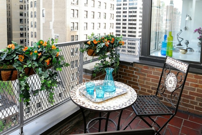 decoracion balcones de tamaño pequeño, macetas con flores y muebles de diseño con mosaicos 