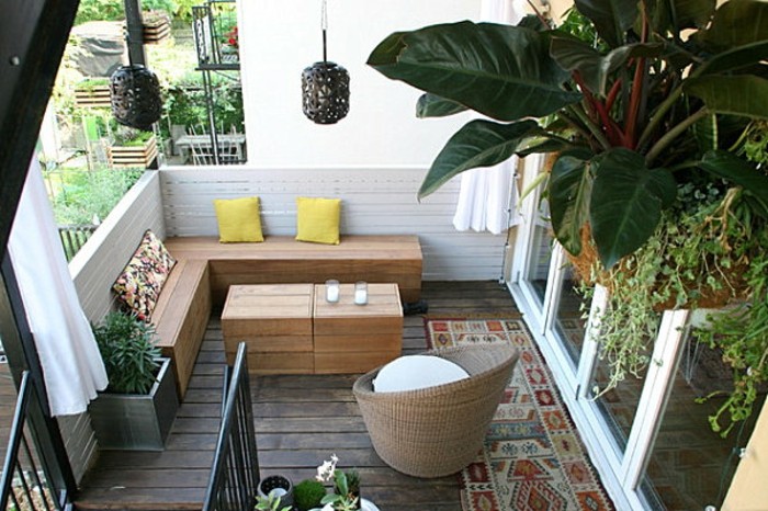 decoracion balcones en estilo moderno, muebles de diseño de madera y muchas plantas verdes en macetas colgantes 