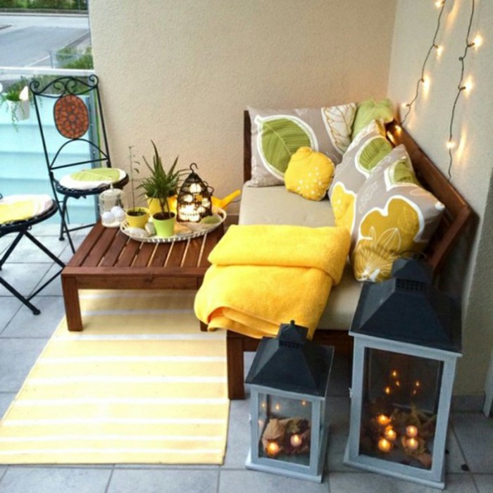 decoracion balcones en colores frescos para el verano, pequeños muebles de madera, decoración en amarillo 