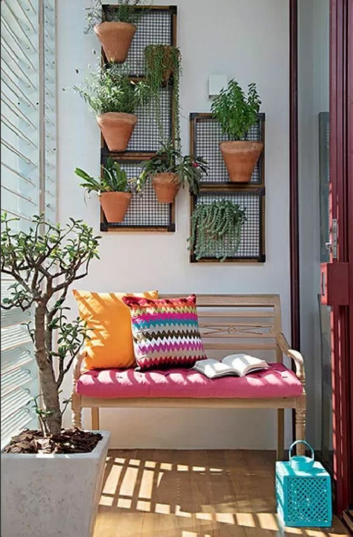ideas terraza super bonitas, espacio pequeño con banco de madera, detalles decorativos coloridos y macetas colgantes 