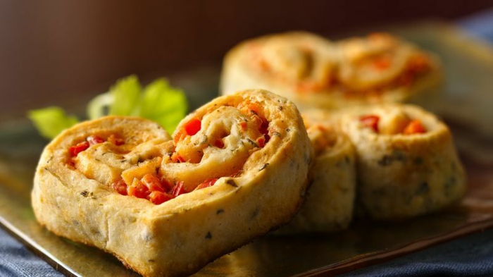 mini empanadas en forma de corazón con tomates y albahacas, recetas de cenas faciles y rápidas 