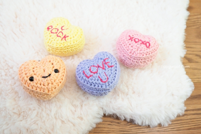 fantásticas ideas de regalos originales para novios hechos a mano, corazones a crochet super simpáticos 