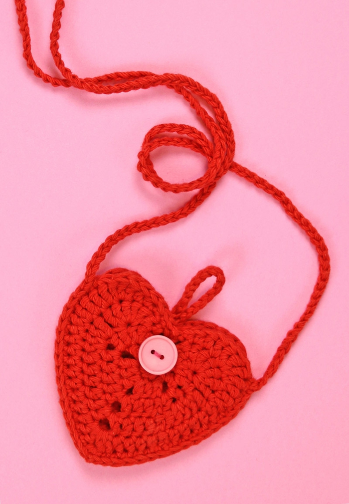 corazón a crochet color rojo, ideas divertidas de manualidades san valentin en imagines 