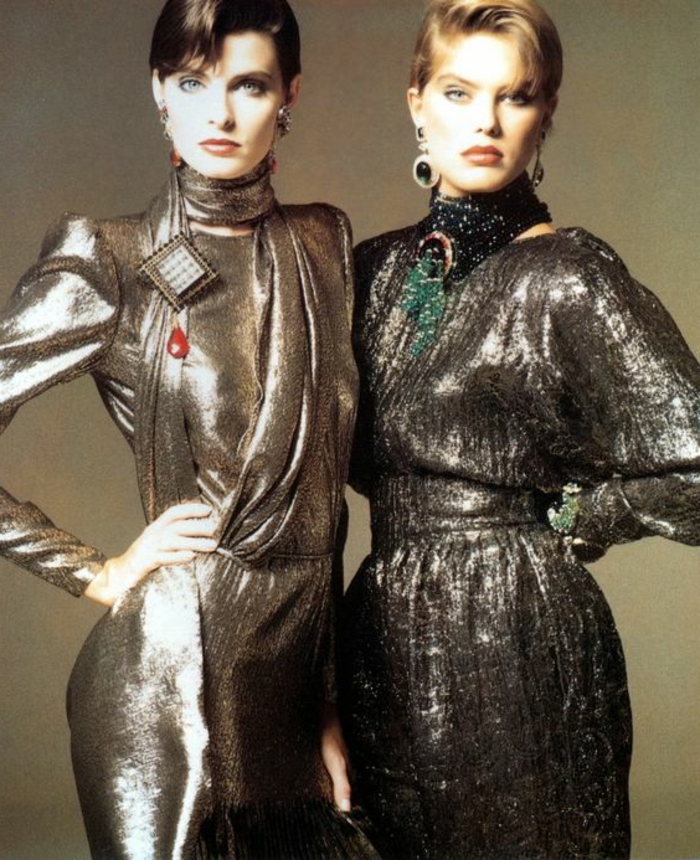 dos mujeres con vestidos en color plateado metálicos, ideas de ropa de los 80 para mujeres 