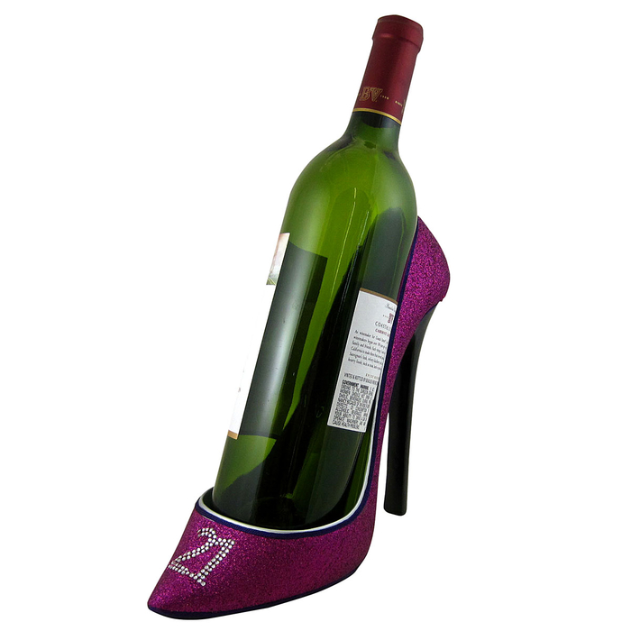 propuestas super originales de botellas de vino para regala, botella puesta en un zapato de tacones altos 