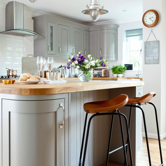 barra con encimera de madera, bonita cocina decorada en gris y blanco, cocinas rusticas modernas 