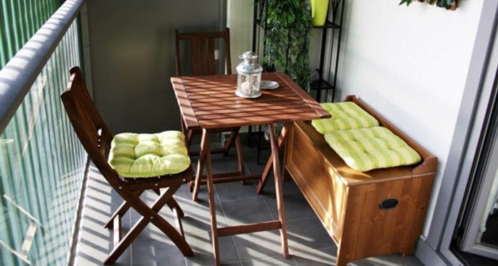 ideas terraza decoración en estilo minimalista, muebles de madera, paredes blancas y baldosas grises 