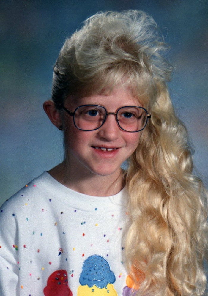 ejemplos de moda años 80, niña con blusa color blanco, estampados coloridos, pelo largo recogido en coleta lateral 