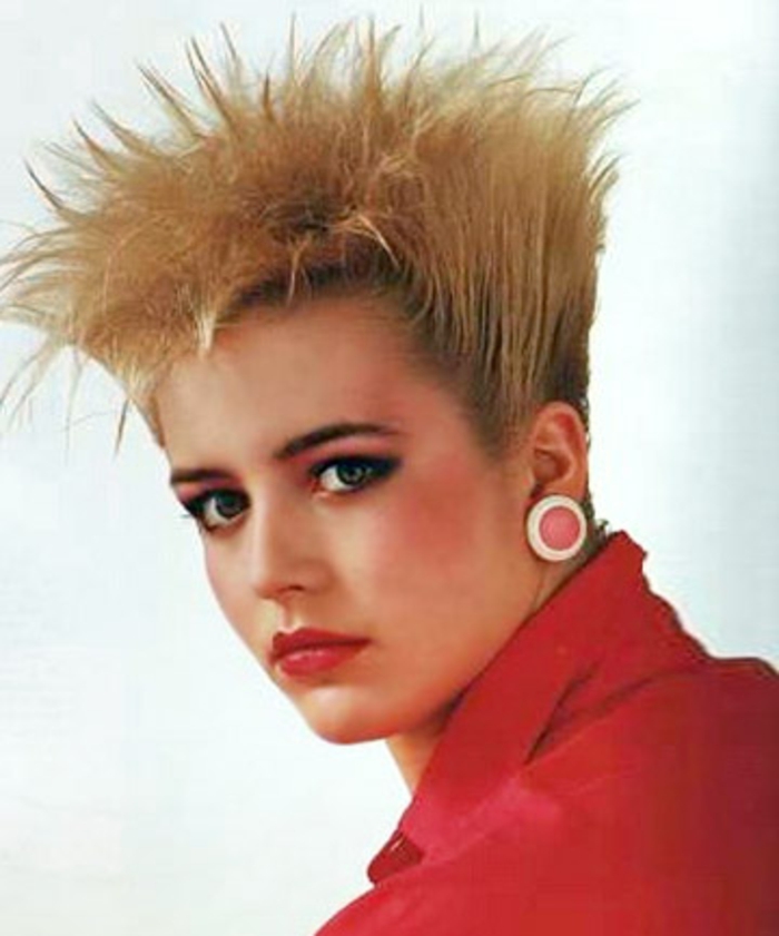 peinados mujer modernos moda años 80, cabello corto texturizado, grandes pendientes color rosado 