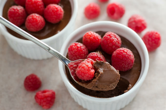 crema de chocolate con frambuesas frescas, ejemplos de postres para un menu para el Día de los enamorados
