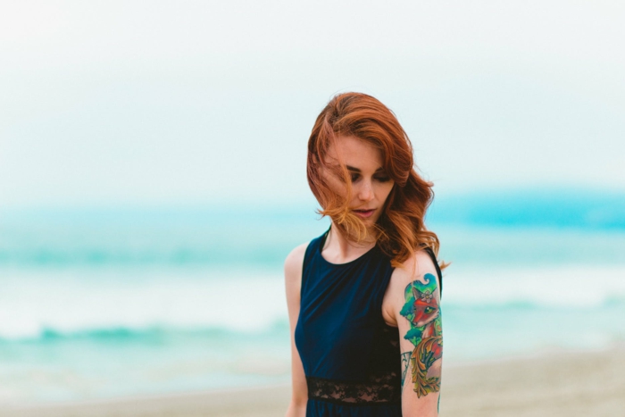 tatuajes coloridos en el brazo, ideas sobre cómo cuidar un tatuaje para que no pierda sus colores 