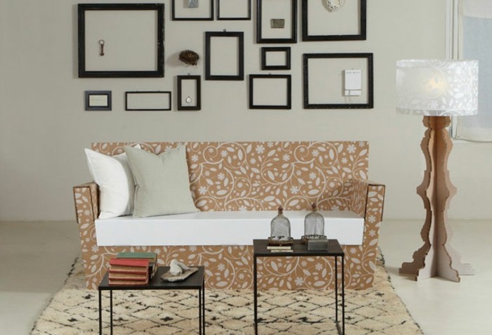 ideas de muebles de carton, salón moderno decorado en blanco y beige con una sofá hecha de cartón