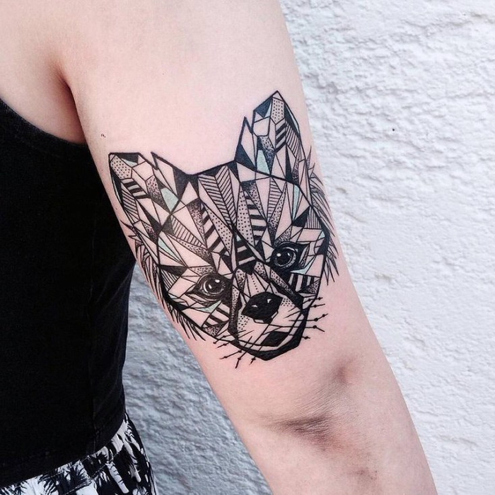 increíbles propuestas de tatuajes con figuras geométricas, diseño de tatuaje zorro en el brazo en negro y azul claro 