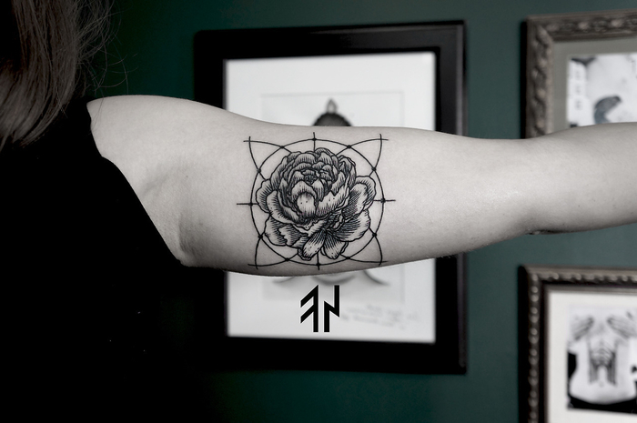 tatuaje antebrazo super original con figuras geométricas y peonías, diseños de tattoos originales 