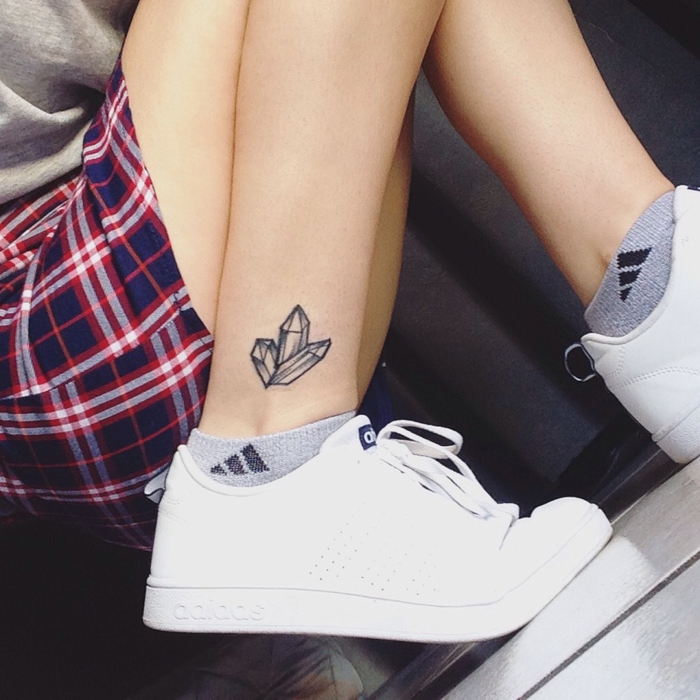 pequeños detalles tatuados en la pierna, diseños de tatuajes geometricos para hombres y mujeres 