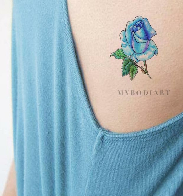 tatuajes de rosas super bonitos, ideas de tatuajes temporales para mujeres, precioso diseño con rosa azul 