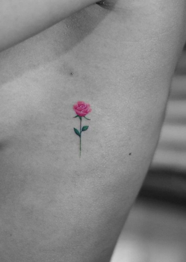 pequeño detalle tatuado en las costillas, bonitos y delicados diseños de tatuajes de rosas
