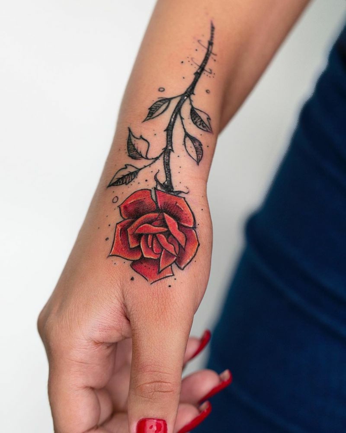 grande rosa roja tatuada en la mano, diseños de tatuajes de rosas super originales para hombres y mujeres 