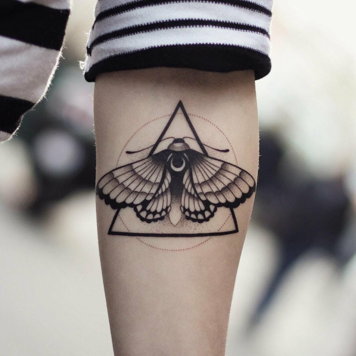 diseños bonitos de tatuajes de mariposas, tattoo negro geométrico con triángulo y mariposa en el antebrazo 