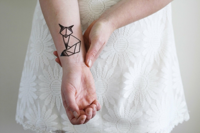 ideas de tatuajes temporales para el antebrazo, tattoo geométrico con zorro, ideas originales de tattoos falsos 