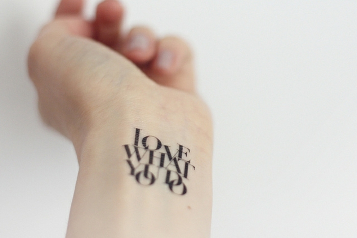 tatuajes temporales adhesivos, tattoo en la muñeca con letras, ideas de tatuajes temporales 