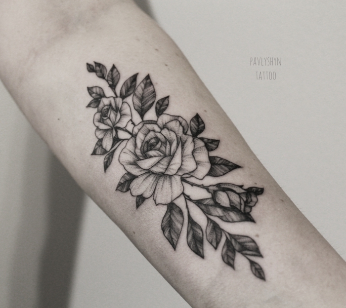 grande tatuaje con flores en el antebrazo, maravillosos diseños de tatuajes de rosas en 100 imagines 