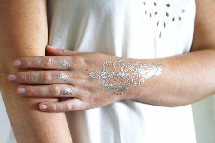 ideas de tatuajes henna en imagines, henna color plateado en las manos, métodos para hacer tatuajes falsos