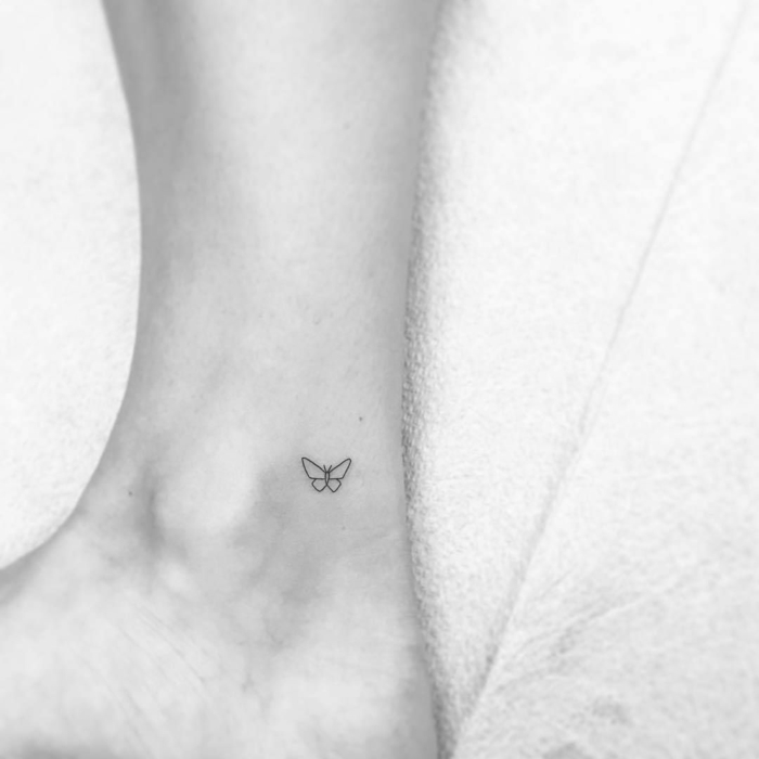 adorables propuestas de tatuajes en la pierna, mariposas tamaño pequeño, tatuajes super bonitos 