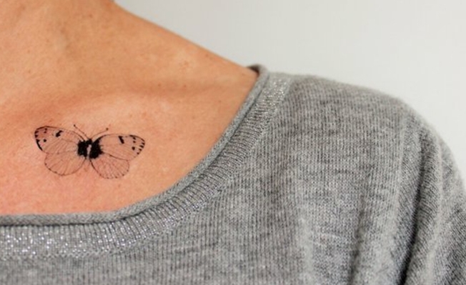 tatuajes y dibujos de mariposas para que puedas elegir, tatuaje negro de mariposa para mujer 