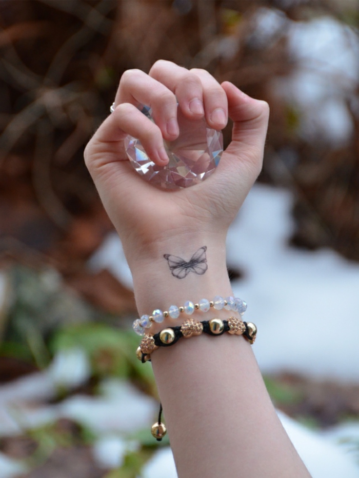 detalles pequeños en la muñeca, dibujos de mariposas para tatuajes, tattoo en la muñeca 