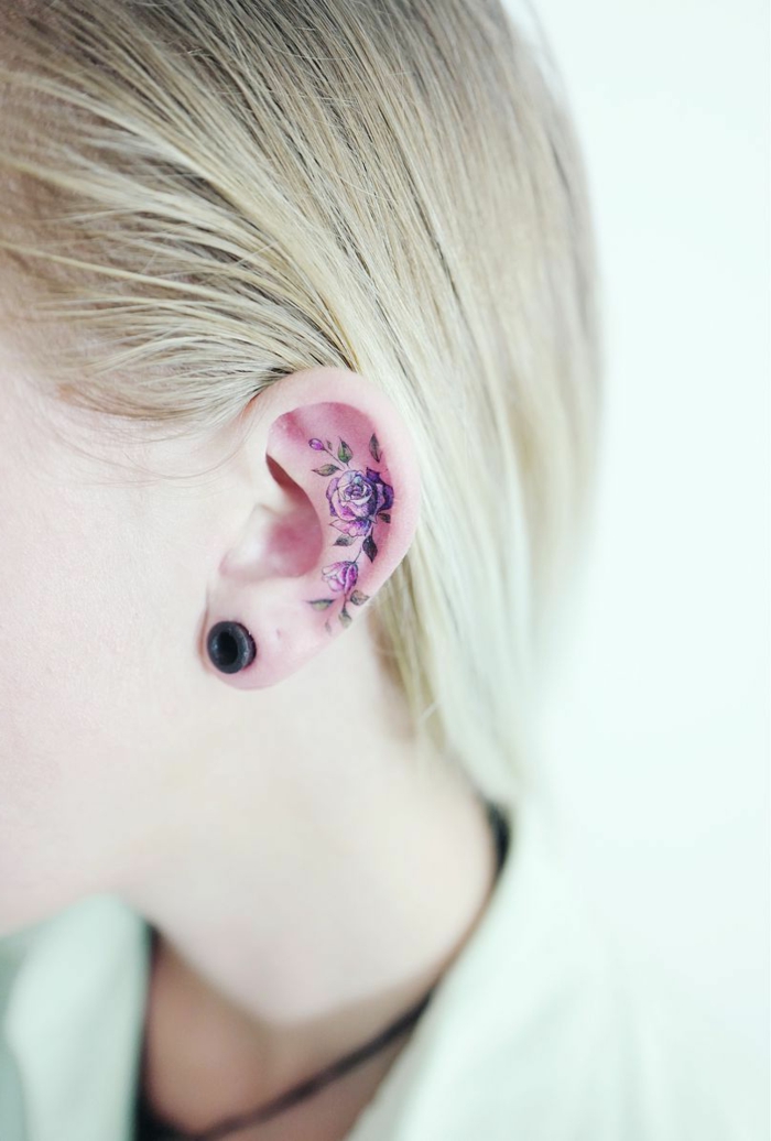 tatuajes de rosas en la oreja, los diseños más originales de tattoos con rosas para mujeres 