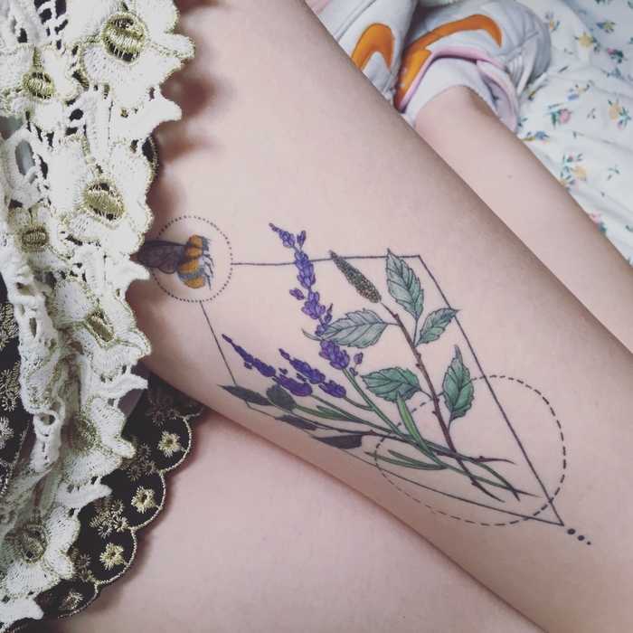 diseños de tatuajes super bonitos con figuras geométricas y flores, tattoos cargados de significado 
