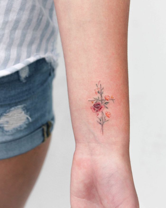 delicado tatuaje en estilo minimalista en el antebrazo, tatuajes de rosas con detalles geométricos 