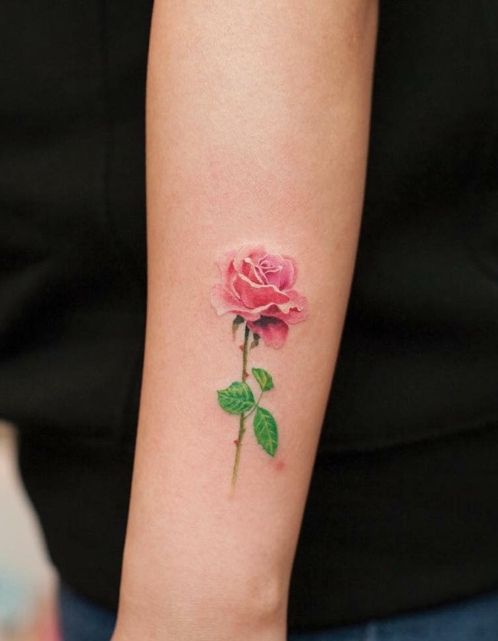 bonitos ejemplos de tatuajes antebrazo con flores y rosas, diseño de tattoo con rosa color rojo 