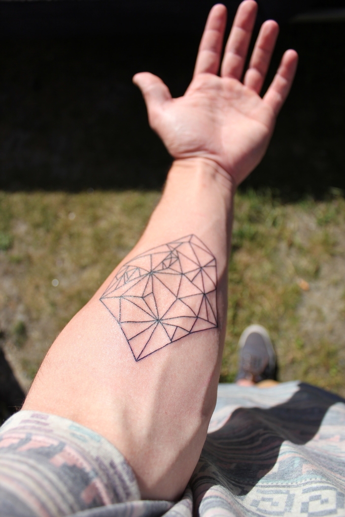 tatuaje en el antebrazo hombre, diseños de tatajes con figuras geométricas, tattoos masculinos 