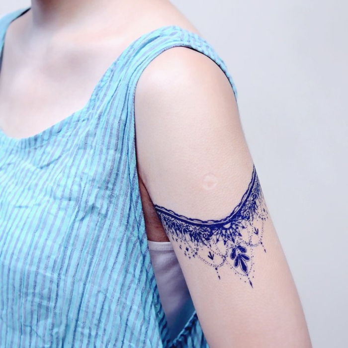 tattoos pequeños mujer, precioso tatuaje de brazalete con ornamentos y motivos florales 