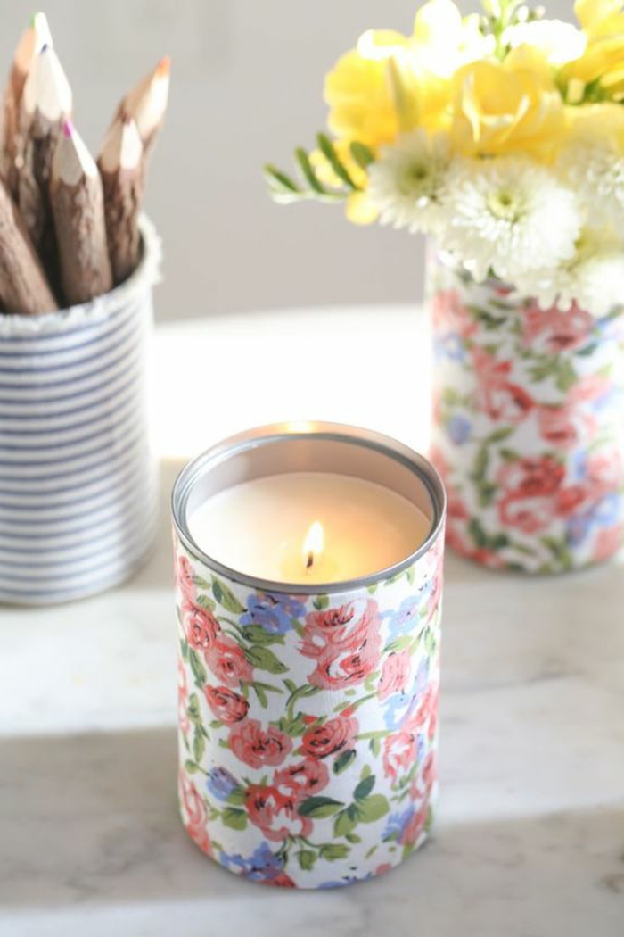 cómo hacer velas originales decorativas en casa, potes de metal decorados con estampados florales 