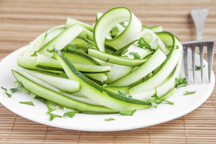 alucinantes ideas de ensaladas originales, ensaladas verdes para una dieta sana, pepinos rallados con perejil 