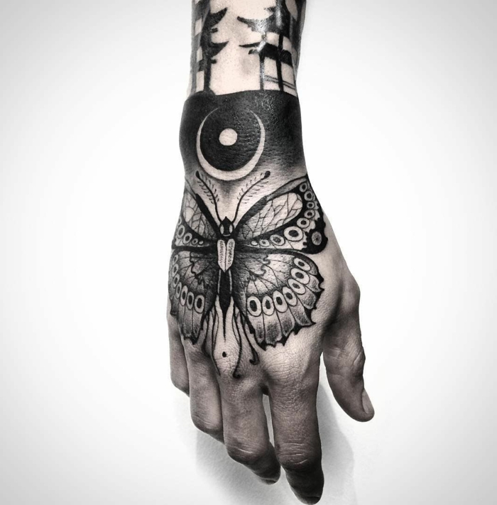 tatuaje en la mano hombre, diseños de tatuajes con mariposos super bonitos,dibujos de mariposas con elementos geométricos 