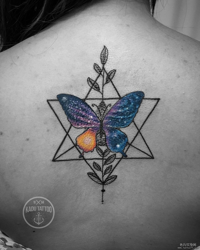 dibujos de mariposas con elementos geométricos tatuados en la espalda, tattoo mariposa en colores 