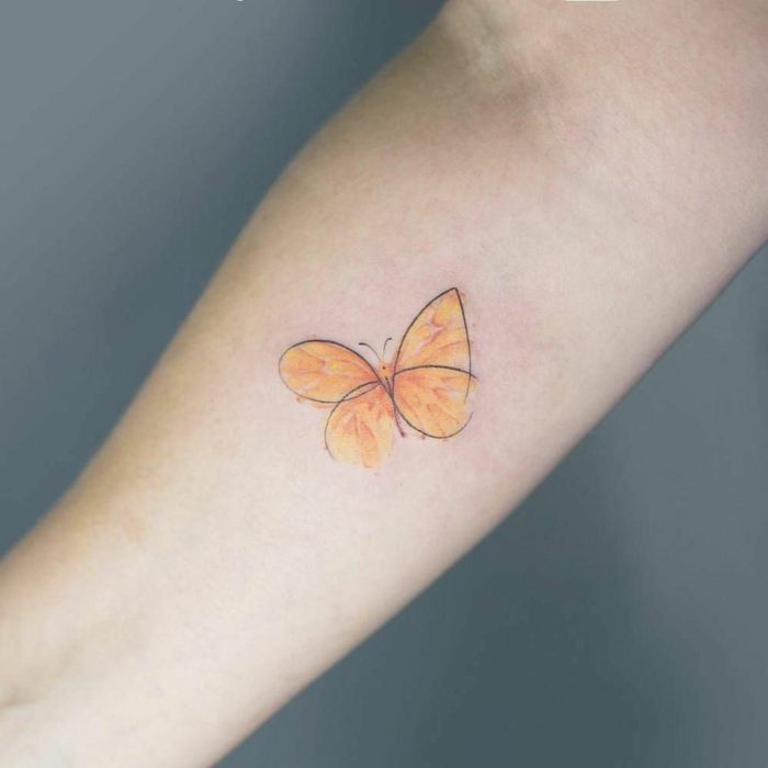 tatuajes con mariposas de colores, tatuaje bonito en el antebrazo en color naranja, tattoos mujer 