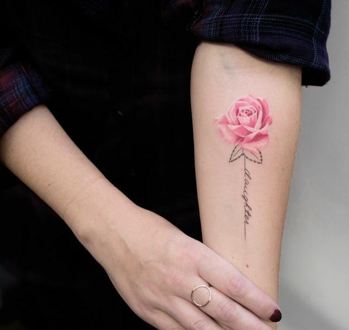 dibujos de rosas para tatuajes, precioso tatuaje rosa en el antebrazo, rosa color rosado de tamaño grande 