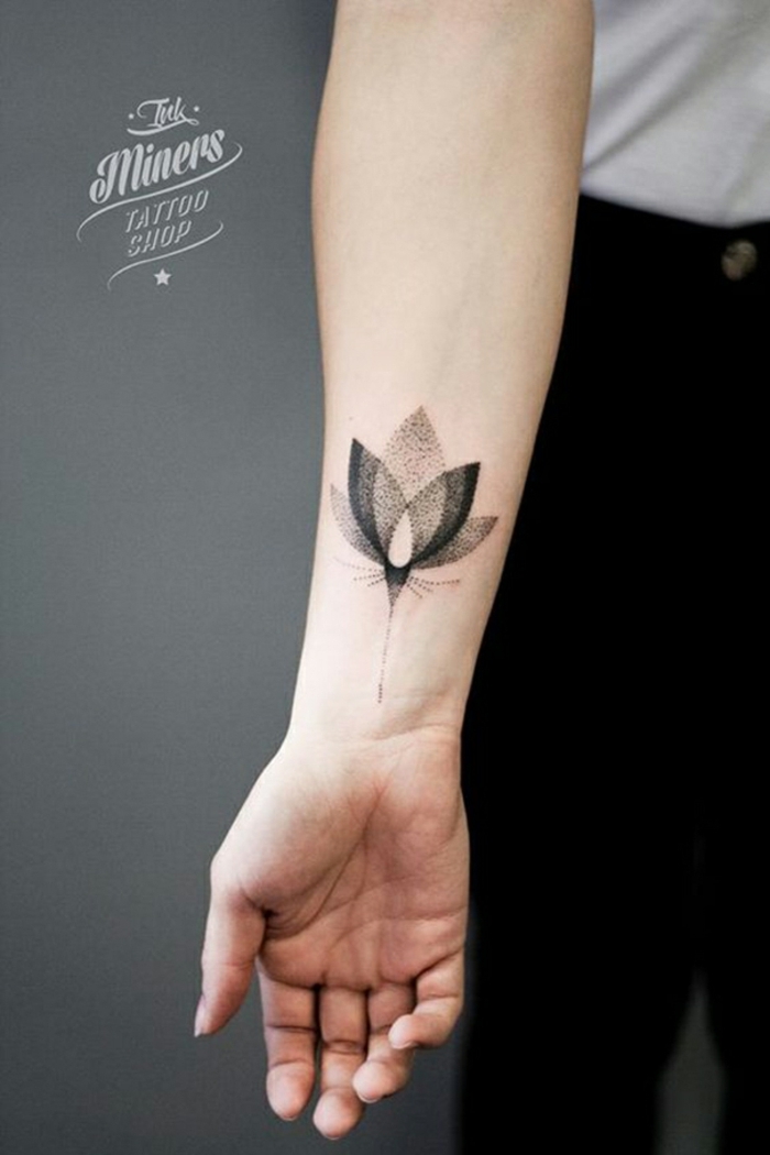 tatuajes en el antebrazo tinta negra, tatuaje con mariposa super bonita, tattoos originales 
